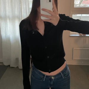 Hm kofta - Svart fin kofta från h&m. Storlek xs, passar även s. Jättefin både som kofta och tröja som på bilden💘