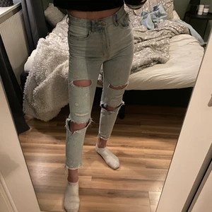 Ljusa jeans med hål - Snygga ljusa jeans med hål från hm💕 säljs för tycker dem blivit för korta för mig som är 173. Storlek 32