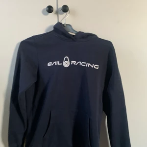 Sail racing hoodie ! - Hej, säljer nu min fina sail racing Hoodie från kidsbrantstore. Jag köpte den förra året men den var för liten för mig och skickade aldrig tillbaka den. Den är alltså endast testad några ggr!:) VÄLDIGT fint skick(därav priset), som ny.  Storleken är 170 barn men skulle säga den passar en S/M. Jag tror jag köpte den för 699 och säljer för 350+frakt:) (pris kan diskuteras vid snabb affär)😊 Bara att höra av er vid frågor 