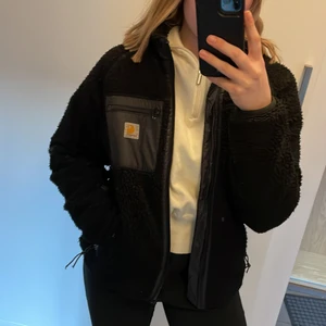 Carhartt Teddy jacka - Jättesnygg carhartt Teddy jacka. Strl S. Tror det är herrmodell egentligen men jag tycker den är mer som en unisex. 600 kr eller bud 