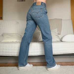 Levis 501 - Säljer dessa Levis 501 i storlek W33L32, med en 83cm midja och 80cm innerbenslängd! Jag på bilderna är 172cm lång och brukar ha storlek 38/W28/S-M❤️