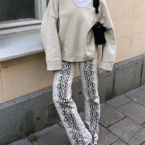 Zara Jeans - Jeans från Zara i Ormskinnsmönster.                                 Använda ett fåtal gånger, säljer pågrund av att dem är för stora. Storlek 44. Passar storlek L.