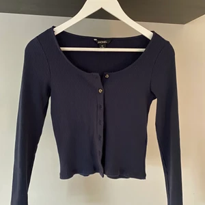 Kofta - Jättefin marinblå kofta med knappar💓 den är i bra skick och bara använd några få gånger. Säljer pga att den är för liten