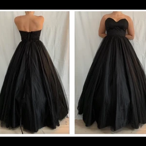 Svart balklänning brudklänning i tyll - Klänning i storlek 36-42 (pga snörning i ryggen går den att anpassa helt! Hade stl 40-42 när jag gifte mig, har idag 36-38 och den sitter som ett smäck fortfarande!) Svart enkel kort brudslöja och underkjol med metallskenor ingår! (Funkar utan underkjolen också, blir lite mindre A-formad då) Klänningen är uppsydd i Marbella av skräddare, betalade ca 11000 SEK för den 