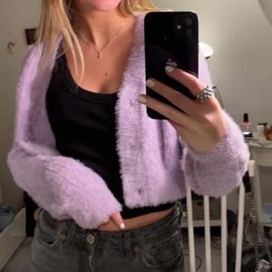 Lila mjuk kofta  - Superfin cropped kofta i jättemjukt och mysigt material💜 storlek xs/s, bra skick. Hör av dig vid frågor/intresse🤍