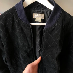 Jacka - Tunn jacka i rutigt mockamaterial säljes! Den är svart med mörkblå detaljer som syns på bild💕 supersnygg men kommer inte till användning längre