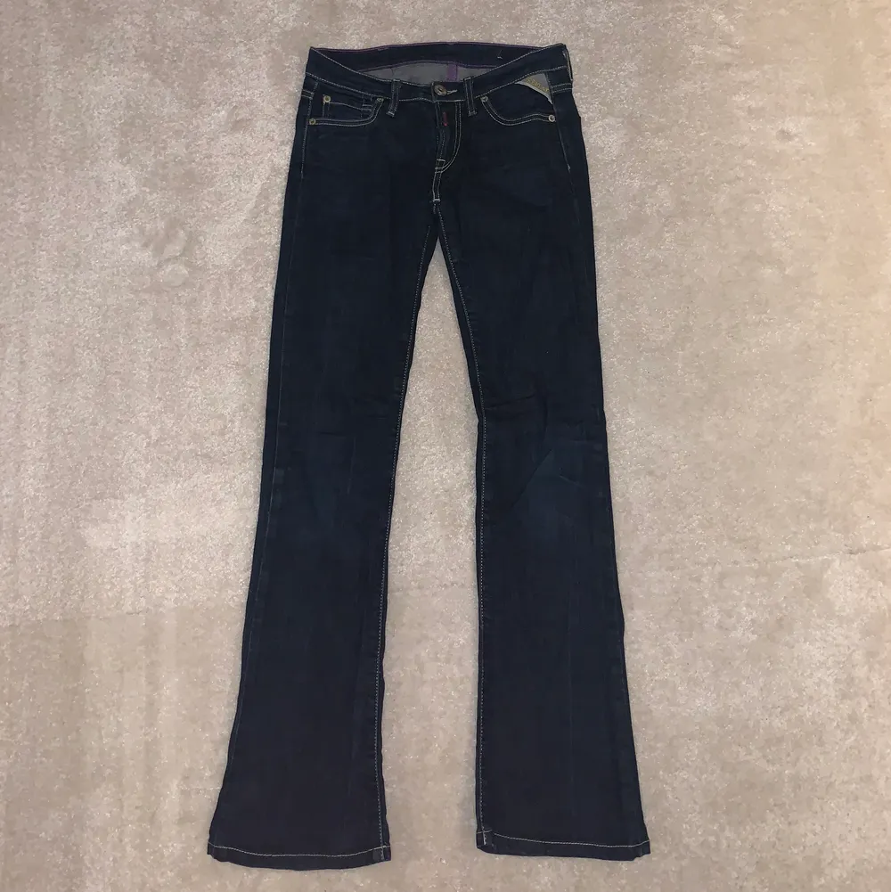 Ett par snygg lågmidjade replay jeans!😍 👖 Storlek 25/32, skulle säga att de passar en XS, jag är S och jag får se inte riktigt över rumpan därav inga bilder på! Verkligen de perfekta lågmidjade jeansen!!💓. Jeans & Byxor.