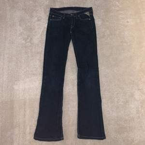 Ett par snygg lågmidjade replay jeans!😍 👖 Storlek 25/32, skulle säga att de passar en XS, jag är S och jag får se inte riktigt över rumpan därav inga bilder på! Verkligen de perfekta lågmidjade jeansen!!💓