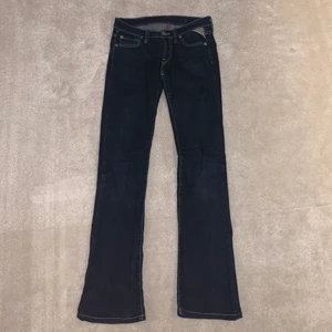 Jeans  - Ett par snygg lågmidjade replay jeans!😍 👖 Storlek 25/32, skulle säga att de passar en XS, jag är S och jag får se inte riktigt över rumpan därav inga bilder på! Verkligen de perfekta lågmidjade jeansen!!💓