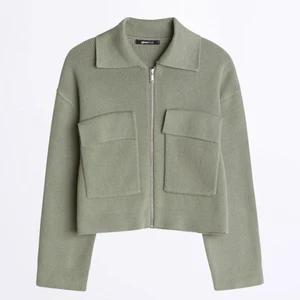 Grön Kofta - Fin grön kofta från Gina tricot i bra skick. Storleken är S men skulle säga att den är ganska liten i storlek.