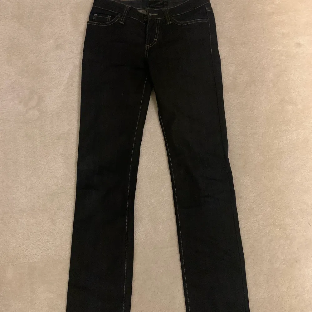 Ett par snygga BLEND jeans i storlek 27/32💝jag har vanligtvis 27 men jag upplever dem lite för tighta så jag skulle säga mer en 25a, men verkligen de mest perfekt lågmidjade jeans! 👖 . Jeans & Byxor.