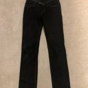 Jeans  - Ett par snygga BLEND jeans i storlek 27/32💝jag har vanligtvis 27 men jag upplever dem lite för tighta så jag skulle säga mer en 25a, men verkligen de mest perfekt lågmidjade jeans! 👖 
