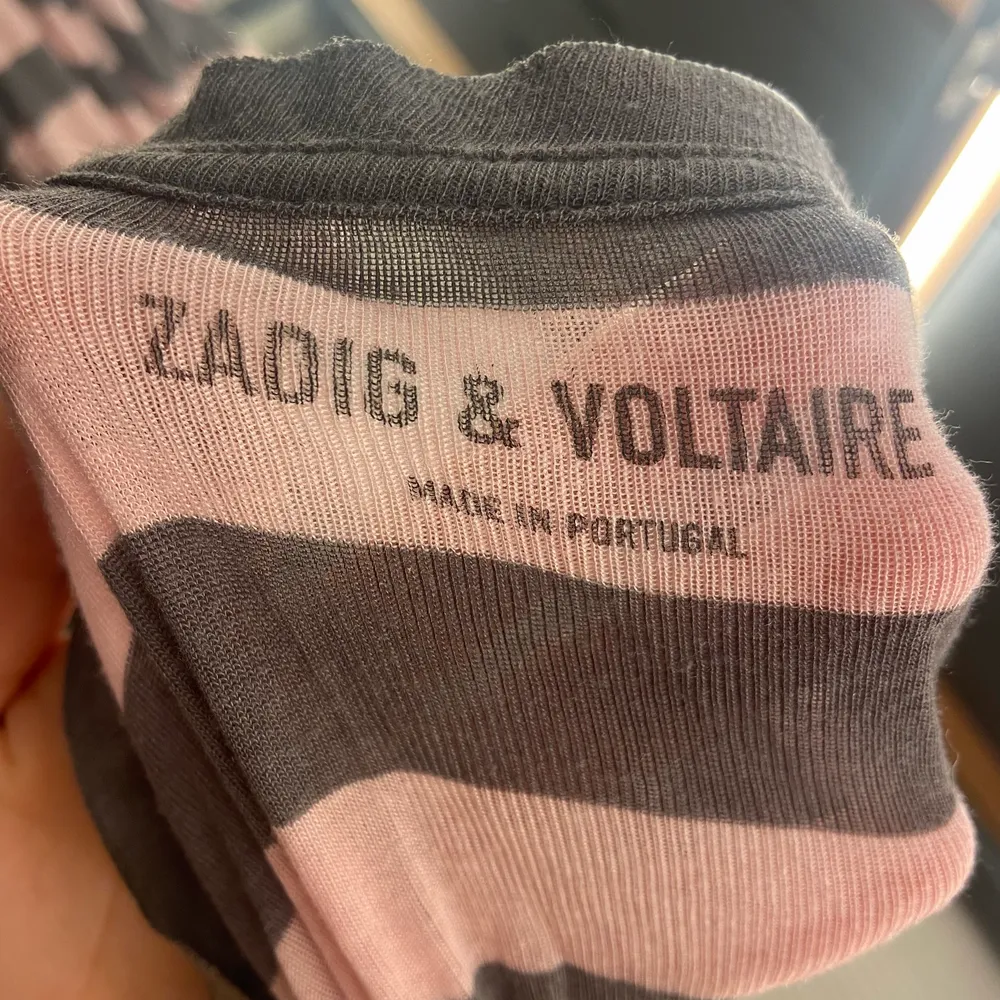 Grå och rosa randig från Zadig & Voltaire med metall detaljer. Använd fåtal gånger. 💌. Toppar.