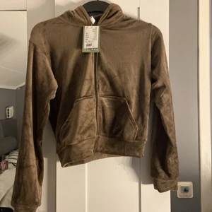Ny velour kofta storlek xs  - Helt ny velour kofta med prislapp kvar, mormor tappa bort kvittot så får inte byta eller så, den är i storlek XS och orginal priset är 149. Säljer då jag ångrar detta köp och den sitter för tajt. Brun färg och super mysig