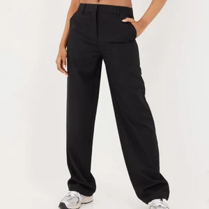 Kostymbyxor svarta - Snygga och trendiga svarta kostymbyxor. Älskar dessa men tyvärr sitter dem inte så som jag vill på mig:/ helt nya, aldrig använda! Köpta för 500kr säljer för 400! Dem är slutsålda på hemsidan och säljs snabbt. Pris kan diskuteras. 