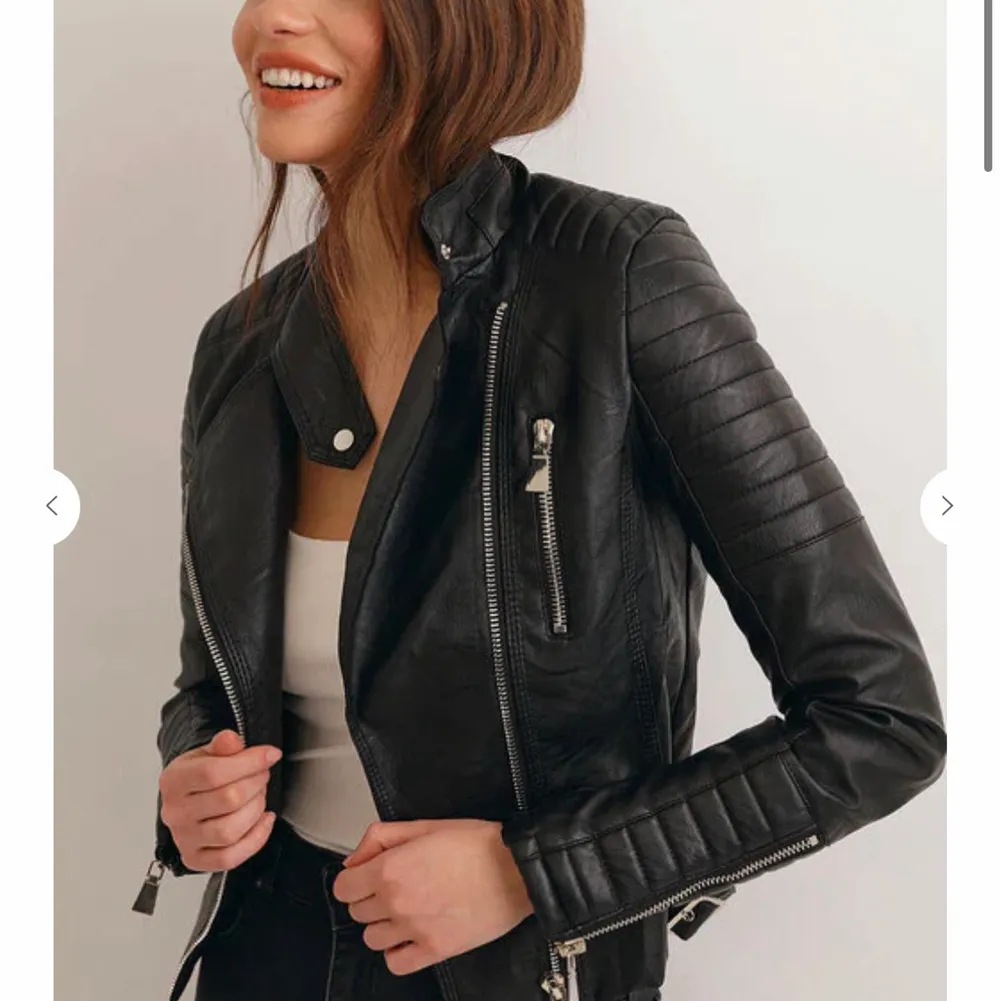 Säljer Chiquelle ”Moto Jacket Black” i storlek 36 (den minsta storleken). Använd fåtal gånger. Nypris är 699kr, säljer för 250kr. Frakt tillkommer.. Jackor.