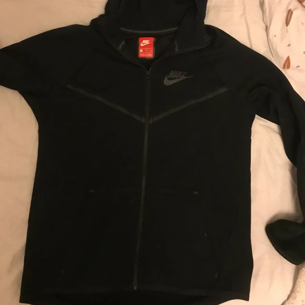 Svart zip up hoodie från nike som har en jättemysig luva man kan dra upp dragkedjan högt på (se sista bilden). I barnstorlek xl men passar xs/s.. Hoodies.