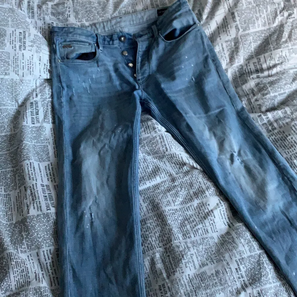 Välidgt fina Armani jeans i storlek 31 i bra skick 7/10 med vita färg stänk . Jeans & Byxor.