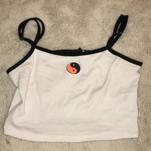 Vitt Linne från H&M - Säljer nu mitt vita linne från H&M i storlek XS 💞 Köpte för ca 99kr ny och säljer nu för 50! Inga slitningar på trycket och endast använt ca 3 ggr. Passar mig som har XS. Finns i Östersund 🤍   