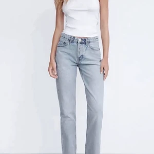 Zara Mid waist straight  - (Läggs upp igen då hon som vann budgivningen inte svarade). Köpte dessa dina jeans här på Plick för en vecka sen. Tyvärr en storlek försmå för mig så säljer vidare💕 superfina midrise zara jeans i jättefint skick! SLUTSÅLDA på Saras hemsida!  🌟 Säljer bara vid bra bud, buda i kommentarerna 🤗 Eller köp direkt för 370 kr