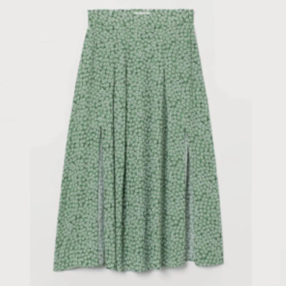 Säljer denna supersöta kjol jag köpte på h&m i somras! Nästan oanvänd och är som ny! Den är grön med vita blommor med två slitsar på sidorna 💗. Kjolar.