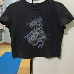 bershka crop top - finaste toppen från bershka säljes pga den inte längre kommer till användning 🤎