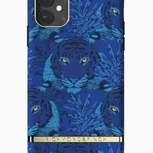 iPhone skal 12/12 PRO  - Jag säljer iPhone skal från Richmond and Finch! Snygg detalj att matcha till kläder:) Helt orörda & kvar i förpackning, bilder från deras hemsida! De säljer för: 350kr, mitt pris: 200kr/st ink frakt :) Som sagt, har inte ens rört dom! 
