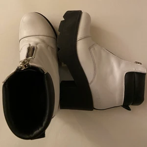 Vita höga kängor - Jhonny bulls boots. Knappt använda!