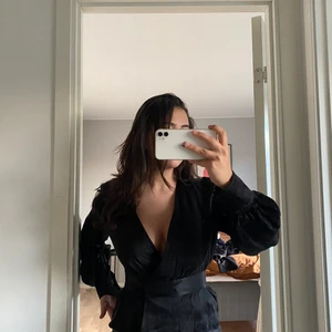 Satin topp - Jättefin satin omlottblus från &other stories, nypris 890 och knappt använd. Slutsåld. Storlek 36 vilket passar mig som oftast har S i toppar perfekt.