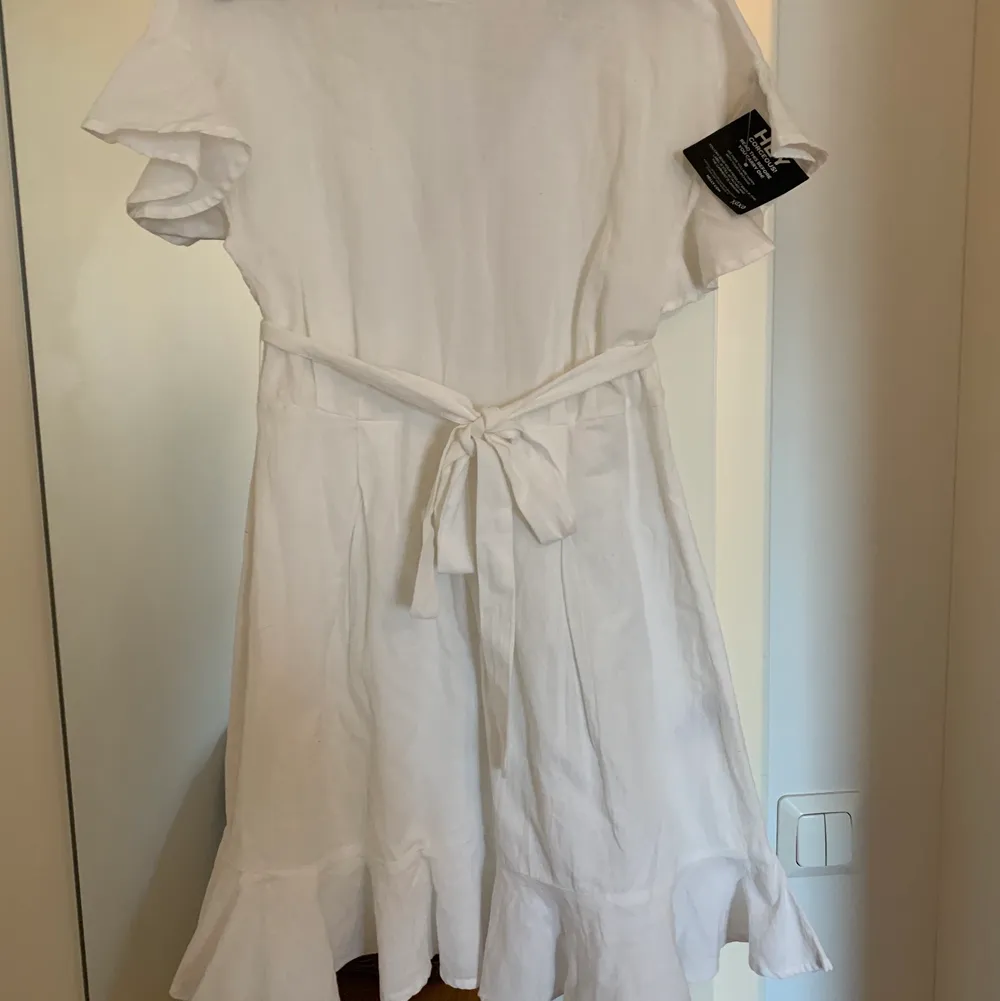 Säljer en vit fin klänning jag skulle ha på studenten förra året men inte använde,  så aldrig använd. Från Nelly storlek 38, 150kr+frakt . Klänningar.