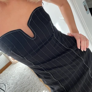 Zara klänning - Säljer denna fina (slutsålda) klänningen för att den är för stor för mig. Har alla lappar kvar. Klänningen är i stl xs. 😊