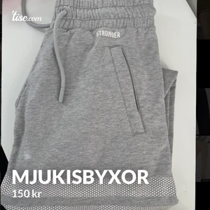 Mjukisbyxor stronger  - Säljer ett par gråa mjukisbyxor från stronger då dem inte kommer till användning. Frågor eller fler bilder på byxorna kan tas privat. Kan postas eller mötas upp i centrala sthlm 💞