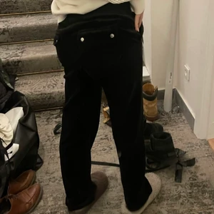 Svarta juicy byxor xs!! - Säljer ett par av mina juicys som är i nyskick! Införskaffade december 2021 men använts ett fåtal gånger. Säljer då de som sagt inte kommer till användning! Skitsnygga o så sköna, pris kan diskuteras vid direktköp!💕💕HÖGSTA BUD: 600kr