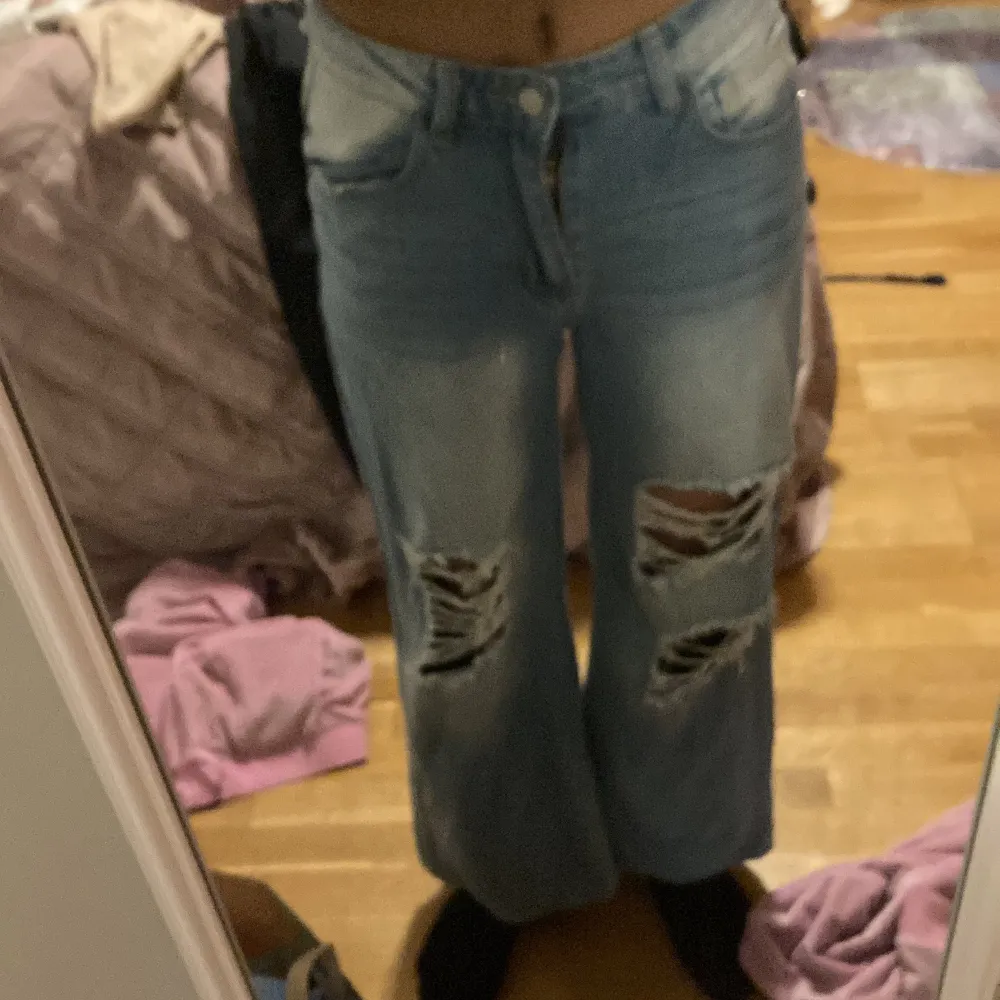 Ett par blåa jeans väldigt fina men lite korta jag är 1,76❤️. Jeans & Byxor.