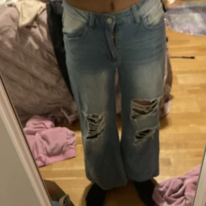Blåa jeans  - Ett par blåa jeans väldigt fina men lite korta jag är 1,76❤️