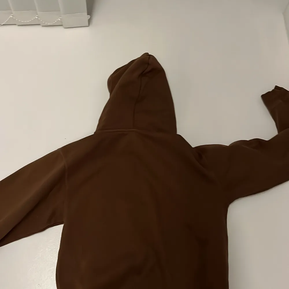 En brun zip hoodie från brandy Melville använda ca 3-4 gånger . Tröjor & Koftor.