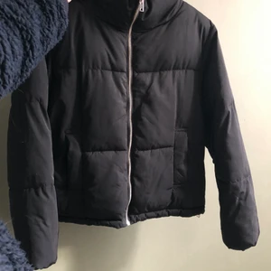 Dunjacka från H&M storlek 36 - Dunjacka från H&M storlek 36. Lite fläckig på insidan av kragen (se bild) annars fint skick. Har ej testat att tvätta den.   Finns i Årsta 