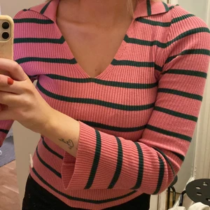 Tröja  - Grön & rosa tröja från Asos. Storlek 40