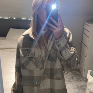 Rutig jacka - Säljer min fina fina knappt använda jacka från Jackie. Säljer pågrund av att jag köpt en ny liknande. Super skön och perfekt nu till våren! Helt ny shick på den! Hör Järna av er för fler bilder🥰