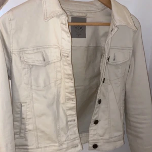 Beige jeans jacka  - jag säljer min beige jeans jacka för den inte kommer till användning, använd 2ggr Max, väldigt fin!❤️❤️                   KÖPAREN STÅR FÖR FRAKTEN!! 