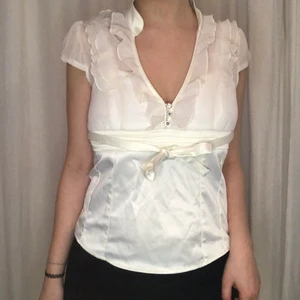 topp jane norman - söt topp från märket jane norman. står ej storlek men passar mig med storlek M och definitivt passar storlek L. möts upp i stockholm eller fraktar 🖤