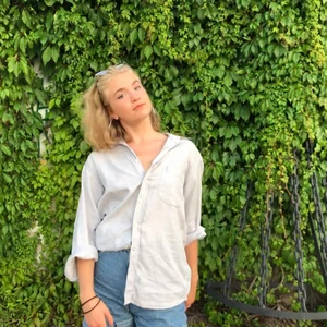 Grå skjorta - Superfin grå skjorta! Toppen kvalitet och inga defekter förrutom den lilla fläck som visas på bild 3. Oversized så passar nog alla S-L men är märkt storlek 40 herr🥰 frakt ingår i priset