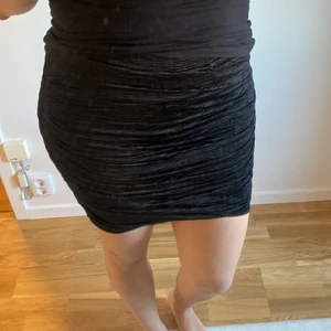 Svart kjol - Svart kjol deån pieces i stolek M