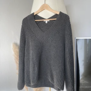 Grå stickad tröja 💌 - Storlek: Small Märke: H&M Skick: knappt använd Kan skicka fler bilder vid behov ❤️