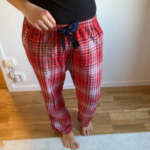 Pyjamas från Holly&whyte - Pyjamas i bra skick i stolek L men gåe jätte bra för M också då. Från lindex