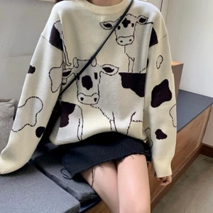 Ko tröja - Jättesöt stickad tröja likt första bilden. Har aldrig använt den, köpte den för ett tag sen för typ 400 kr. Var försiktig när ni tvättar den, rekommenderar handtvätt😘