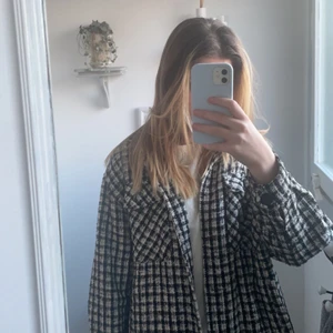 Jacka - Säljer denna fina jacka från Pull and Bear som inte finns att köpa längre❤️ Orginal pris var 600kr❤️ Köparen står för frakten💕 kan hämtas upp i Stockholm (helst Bromma)