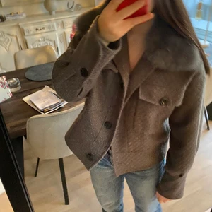 MEOTINE KAPPA - Intressekoll på denna fina meotine kappan. Det är en kort modell med grå päls på, hur fin som helst! Såklart 100% äkta  men en knapp som man knappast ser är lite lös, annars inga skador alls. Köptes för 2700kr på meotines hemsida och den är inte jätte använd. Hör av er om vilket pris ni kan tänka er att lägga!💞 