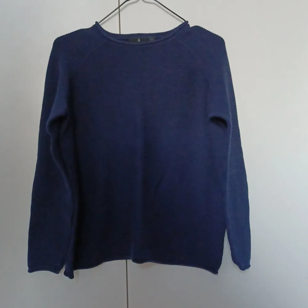 En blå ribbad tröja som jag köpt från Åhléns, säljer pga att den inte kommer till användning, bra skick!. Tröjor & Koftor.