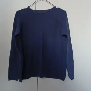 En blå ribbad tröja som jag köpt från Åhléns, säljer pga att den inte kommer till användning, bra skick!
